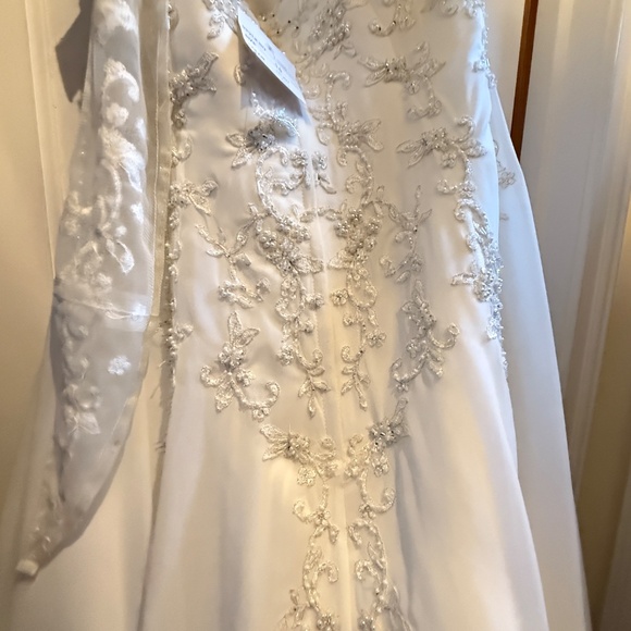 David’s Bridal NWT A line Chiffon Split Front Overlay Wedding Dress STYLE# V9010 - Picture 8 of 16